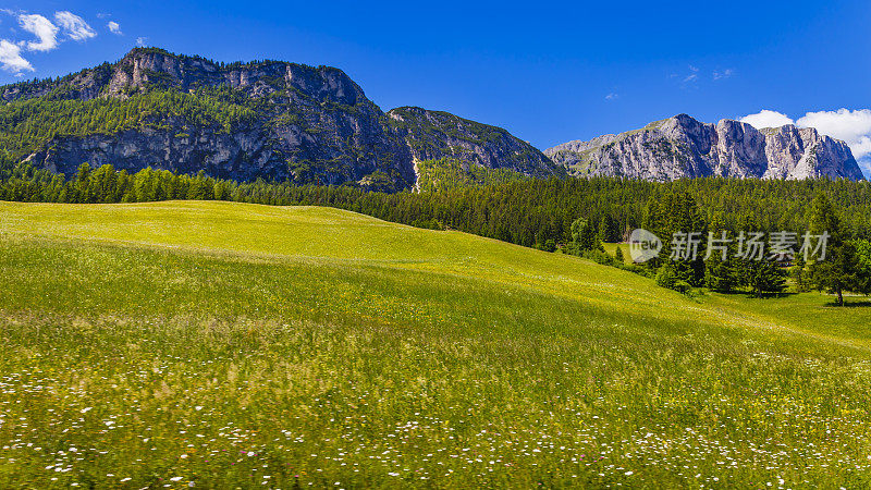 田园诗般的白云石阿尔卑斯山景观- Val Gardena，意大利